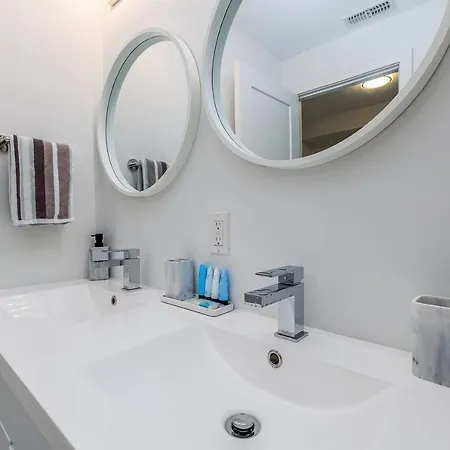Exquisite 2 Bedroom Apt, Mins To The Falls. Niagara Falls Exterior photo